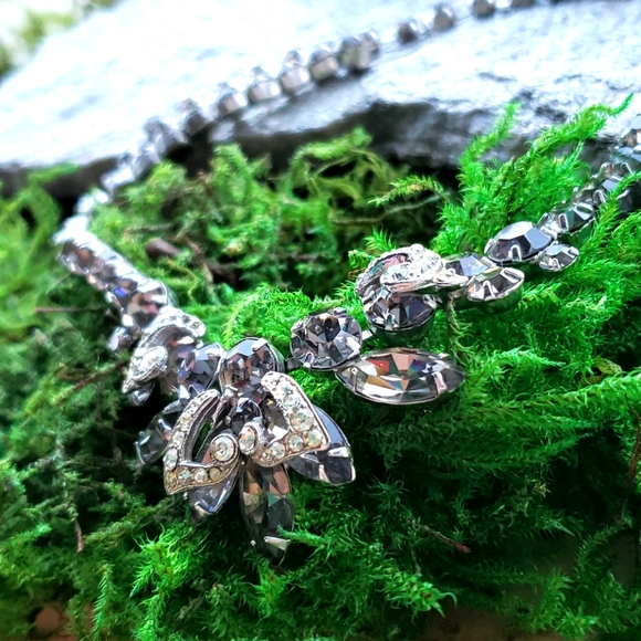 Dazzling Vintage Weiss Smoky Crystal Rhinestone Layered Bib Necklace - Picture 9 of 12